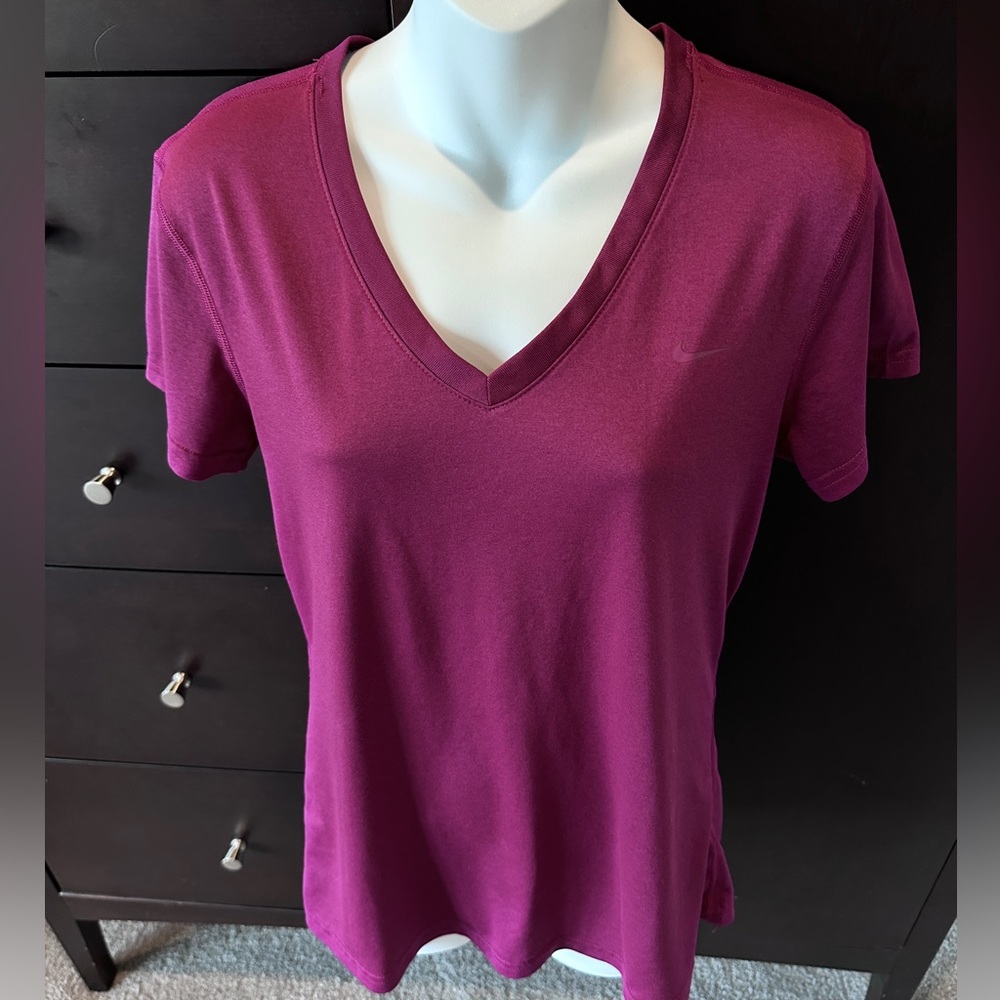 NWOT Nike Women's Magenta V-Neck Dri-Fit Short Sleeve Regular Fit Shirt, Medium